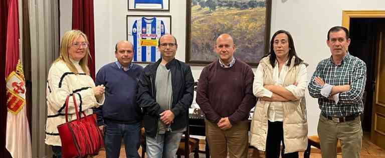 Reunión del equipo de gobierno municipal con la nueva Asociación de Hostelería y Turismo de Villarrubia de los Ojos