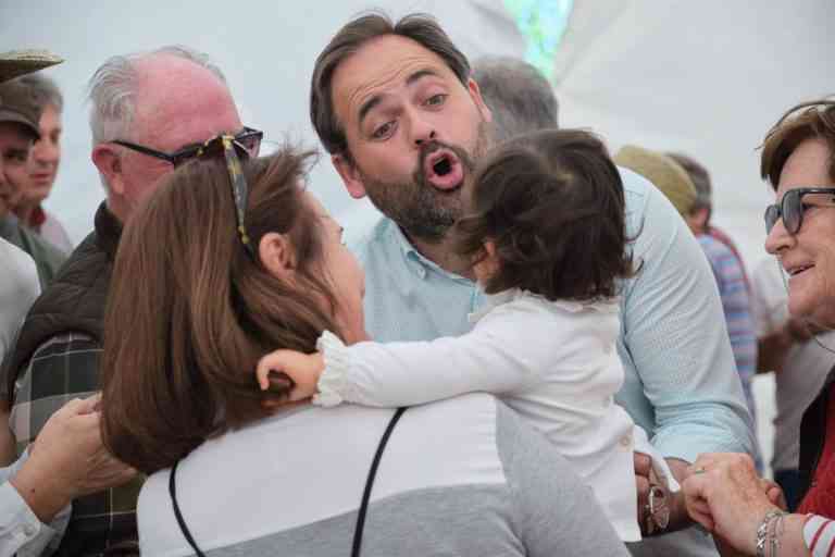 Núñez celebra San Isidro con una romería: de un delicioso plato de caldereta a competir en el concurso de conducción de tractores marcha atrás.