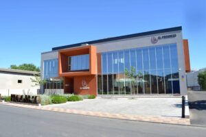 La cooperativa El Progreso se prepara para embotellar sus vinos blancos jóvenes y encara la recta final de vendimia