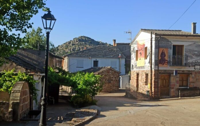 El mural 'La abuela de Naharros', de Zaida Escobar, subraya el esfuerzo de las mujeres de la Sierra Norte