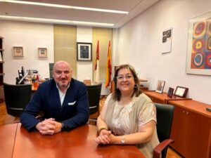 El delegado de Sanidad se reúne con la alcaldesa de Villarrubia de los Ojos para abordar temas de salud local