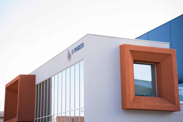 La cooperativa El Progreso se prepara para la recogida de aceituna, tras una vendimia corta pero excelente en calidad