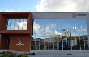 El Progreso de Villarrubia de los Ojos enfila la recta final de su recogida de aceituna y prepara botellas de vino de 250 mls