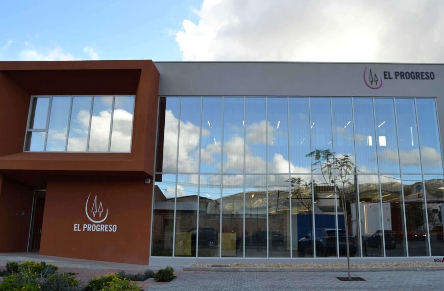 El Progreso de Villarrubia de los Ojos enfila la recta final de su recogida de aceituna y prepara botellas de vino de 250 mls