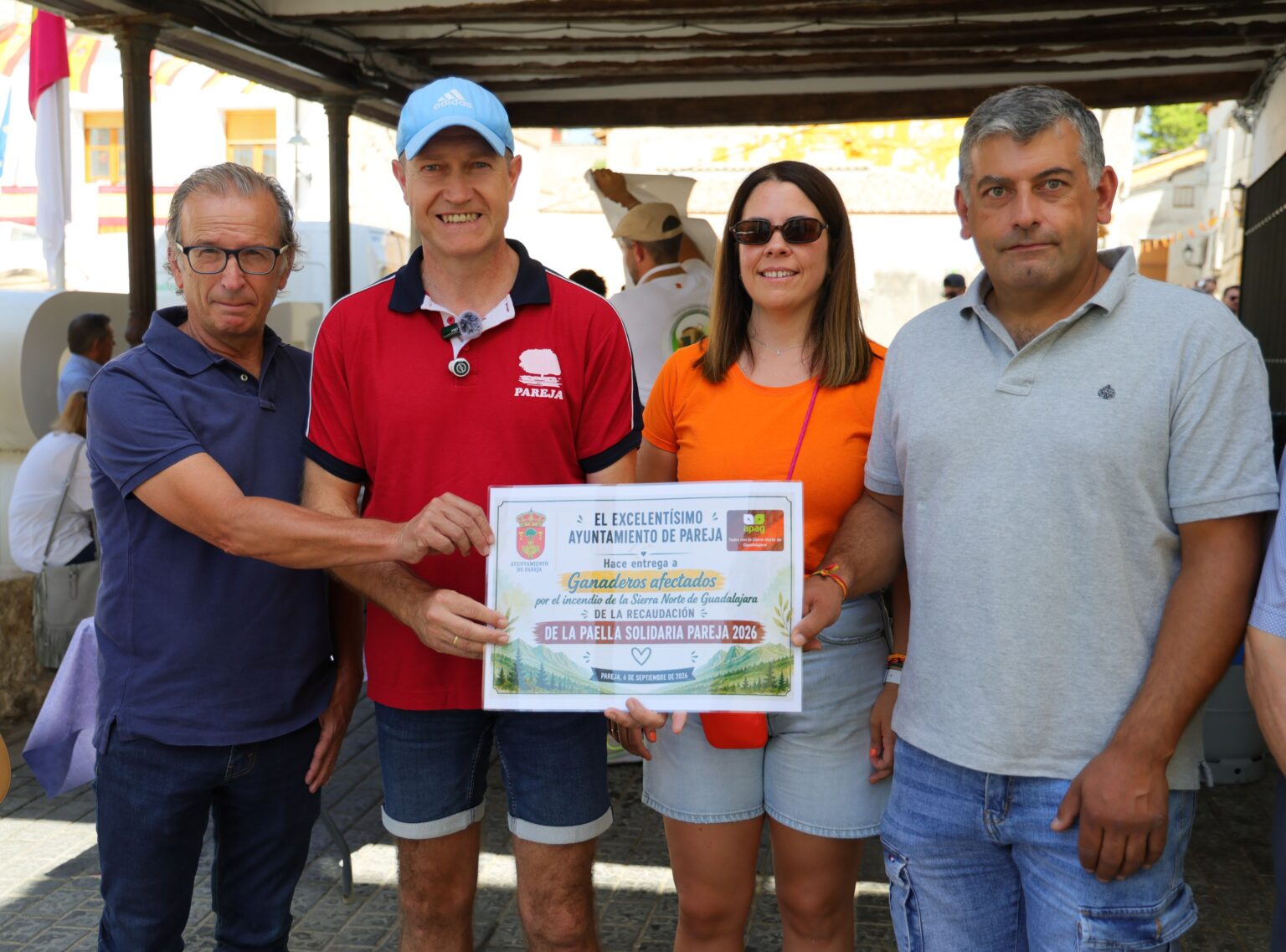Pareja se vuelca con los ganaderos de la Sierra Norte afectados por los incendios